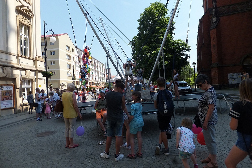 Tłumy dzieci opanowały w piątek legnicki rynek