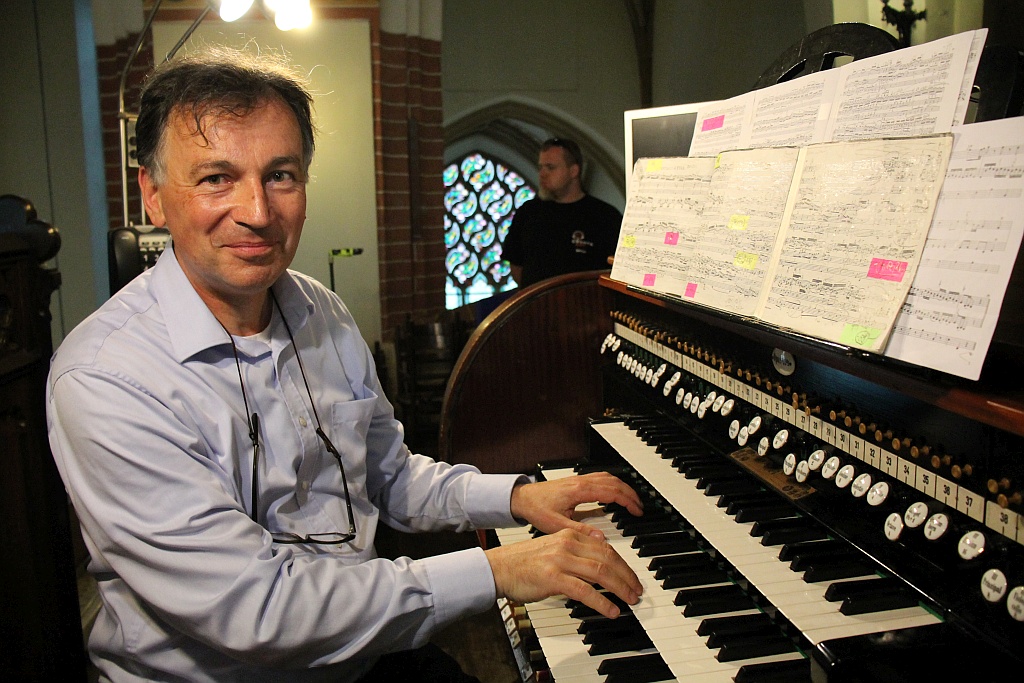Artysta ze Szwajcarii zainaugorował Wieczory Organowe
