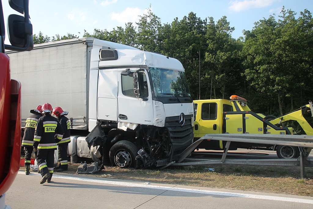 Dwie ciężarówki zderzyły się na autostradzie A4