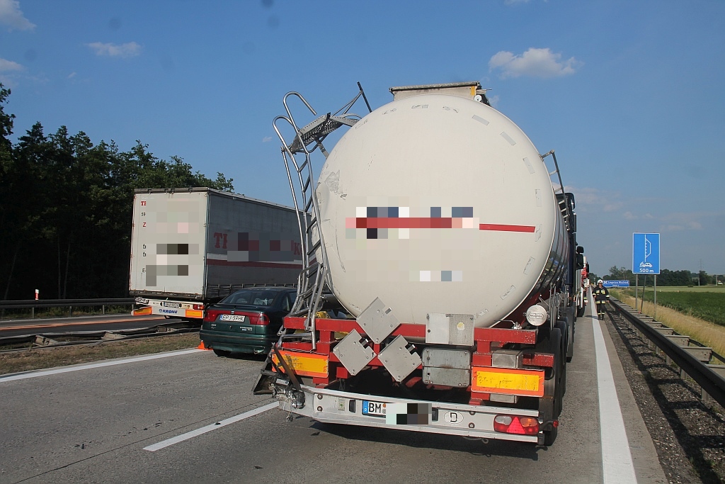 Dwie ciężarówki zderzyły się na autostradzie A4