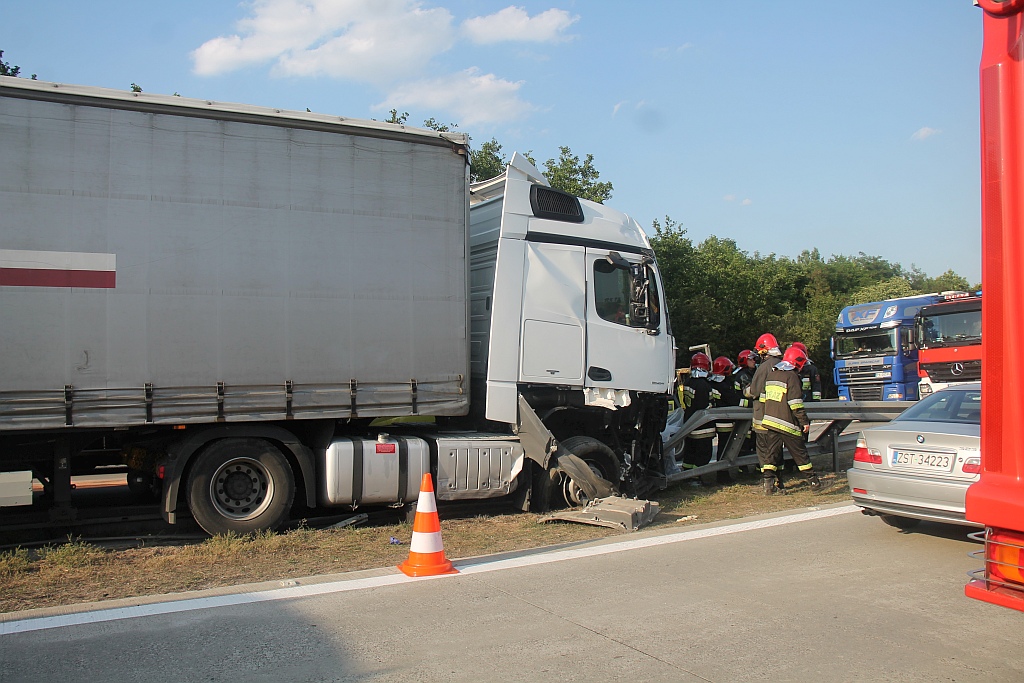 Dwie ciężarówki zderzyły się na autostradzie A4