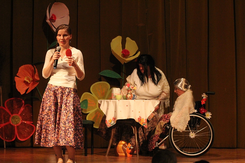 Dzieci obejrzały w „Atrium” spektakl  NaJdziejowego Teatrzyku