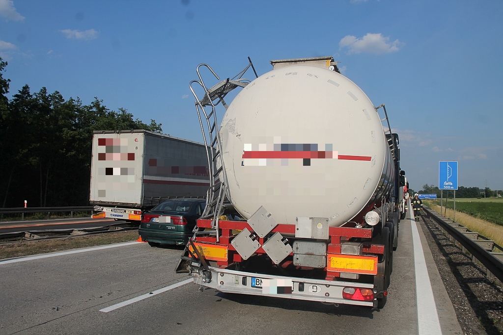 Dwie ciężarówki zderzyły się na autostradzie A4