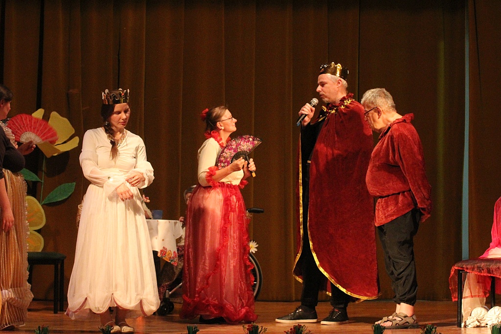 Dzieci obejrzały w „Atrium” spektakl  NaJdziejowego Teatrzyku