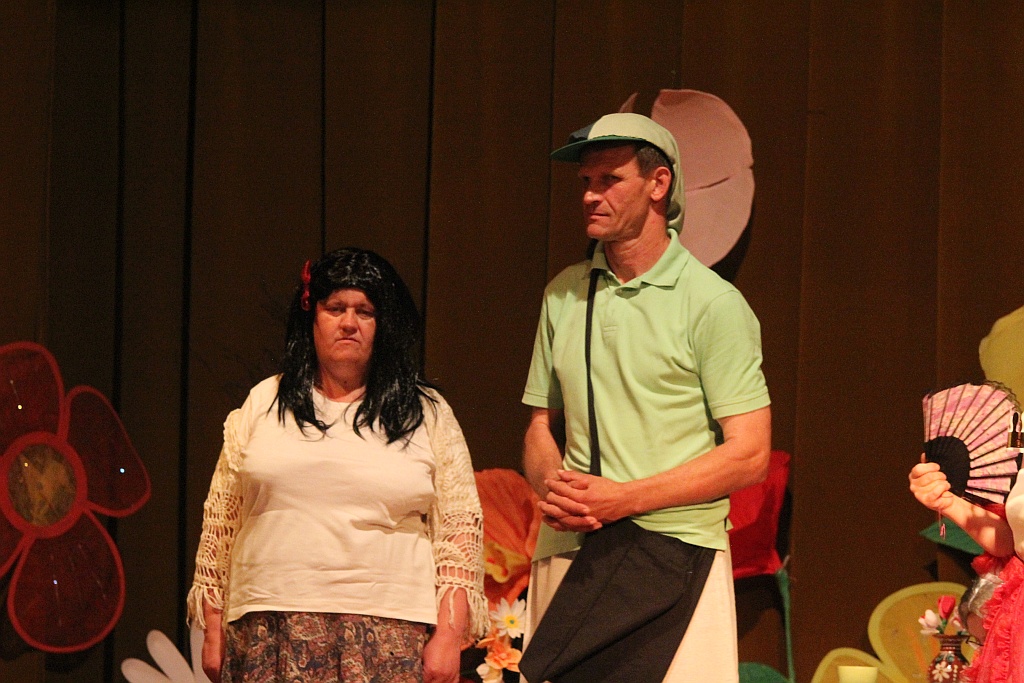 Dzieci obejrzały w „Atrium” spektakl  NaJdziejowego Teatrzyku