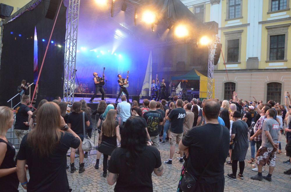 Nocny Kochanek zagrał na dziedzińcu Akademii Rycerskiej