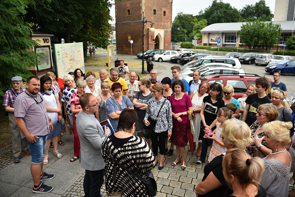 Legniczanie na jednym ze szlaków śladami legnickich zegarów