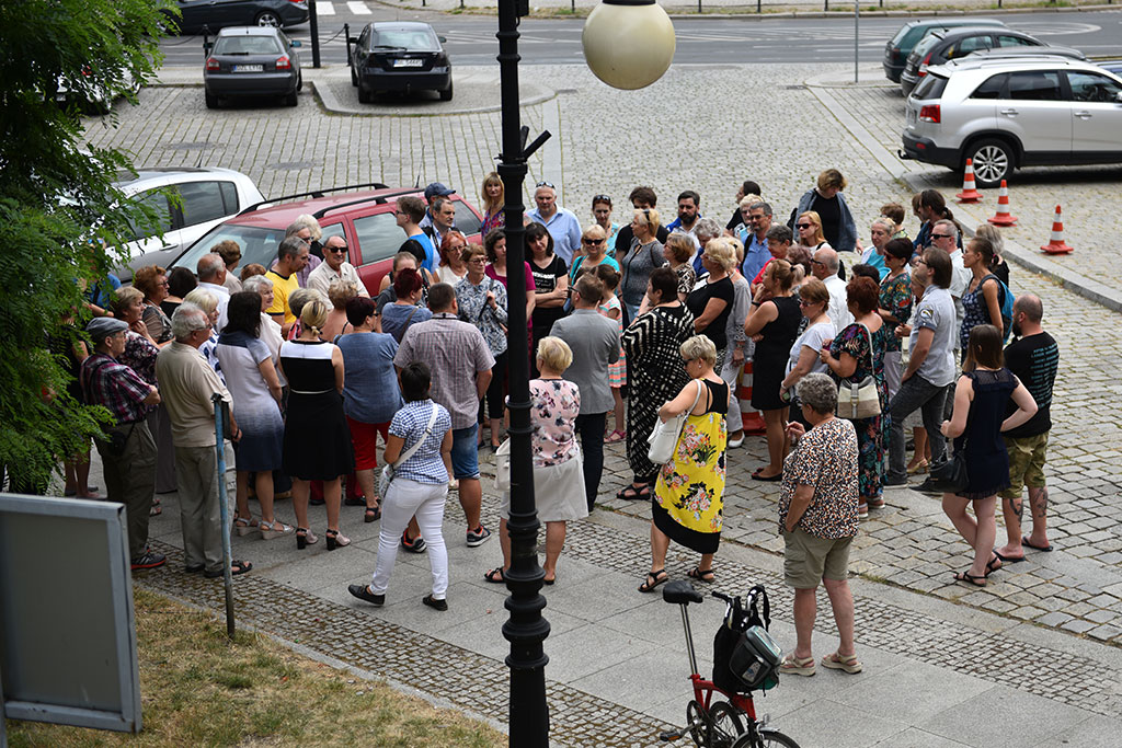 Legniczanie na jednym ze szlaków śladami legnickich zegarów