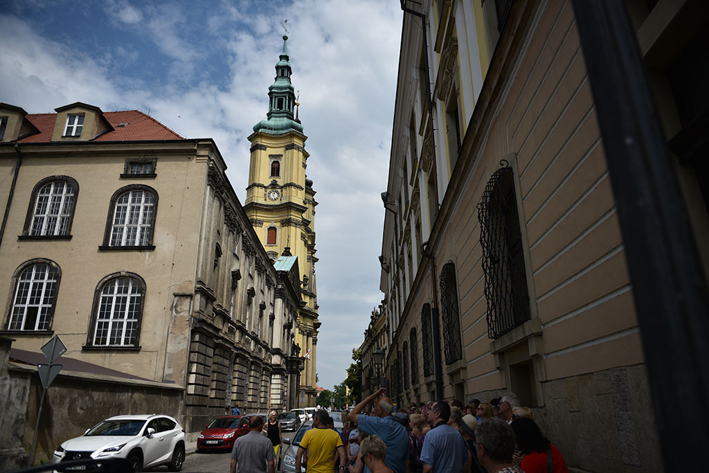 Legniczanie na jednym ze szlaków śladami legnickich zegarów