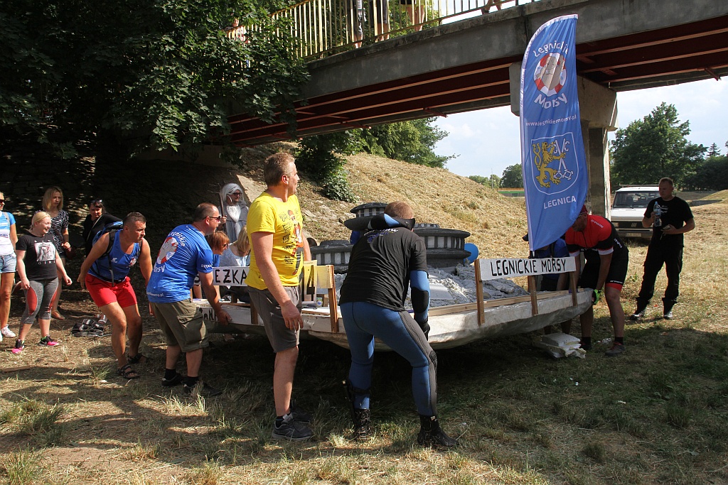 Załogi na starcie jubileuszowego 20. spływu samoróbek