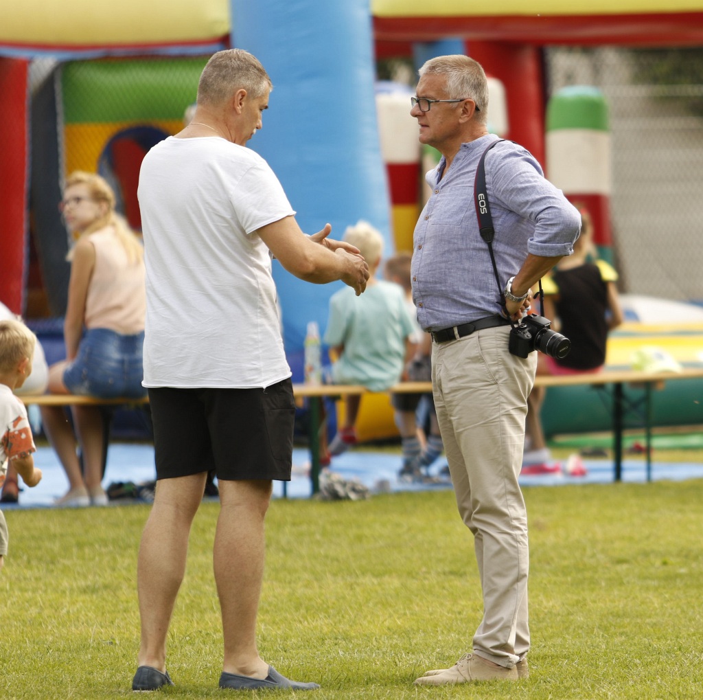 Na boisku w Kochlicach znów zabrzmiał dziecięcy śmiech