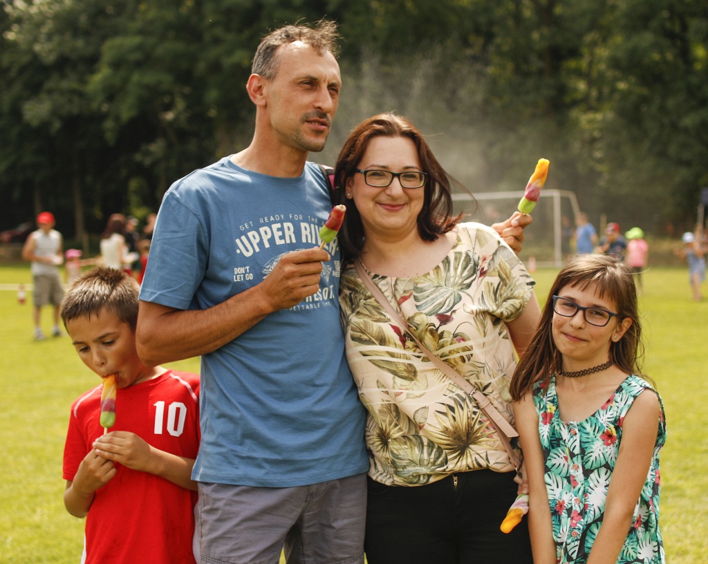 Na boisku w Kochlicach znów zabrzmiał dziecięcy śmiech