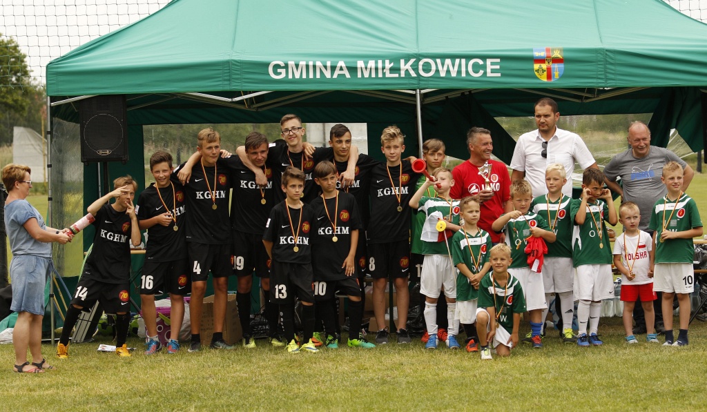 Na boisku w Kochlicach znów zabrzmiał dziecięcy śmiech