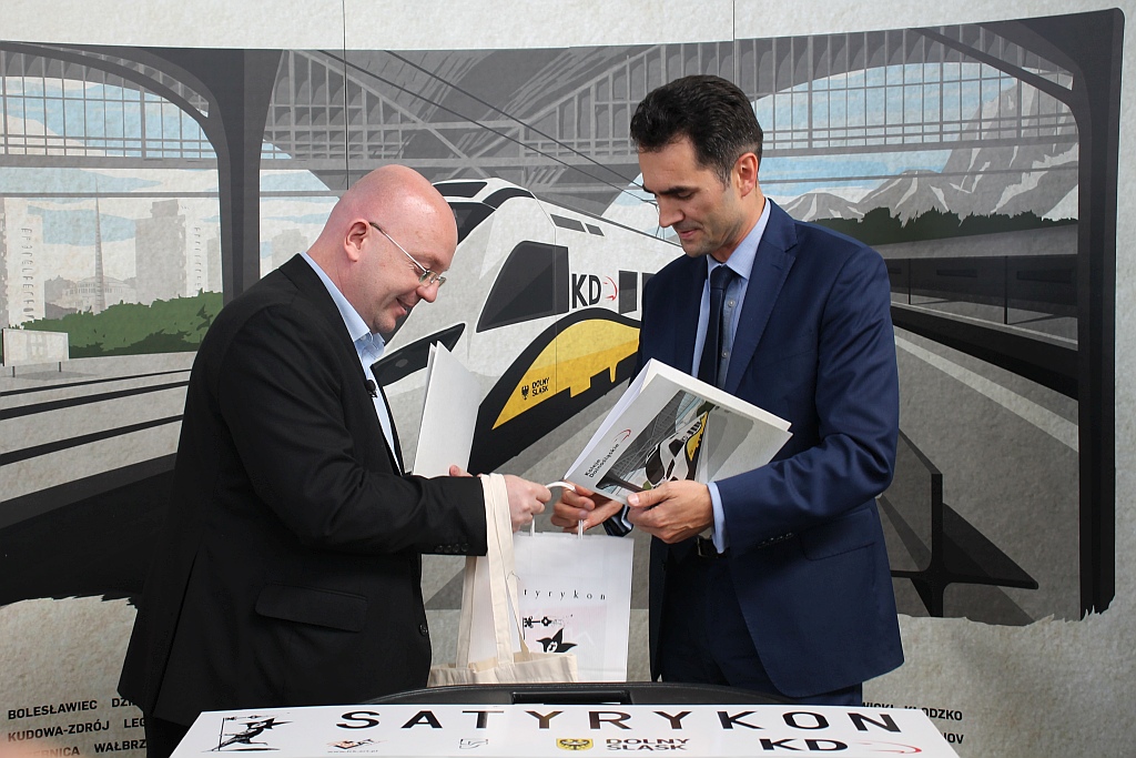 Zobaczcie satyrykonowy pociąg i wystawę najlepszych rysunków!