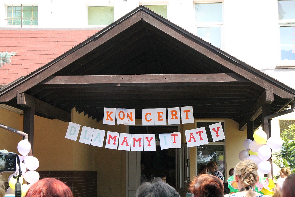 Koncert dla Mamy i Taty w Szkole Podstawowej w Rzeszotarach