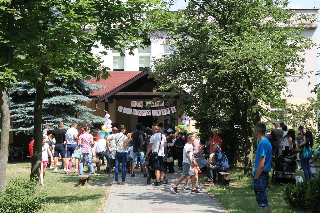 Koncert dla Mamy i Taty w Szkole Podstawowej w Rzeszotarach