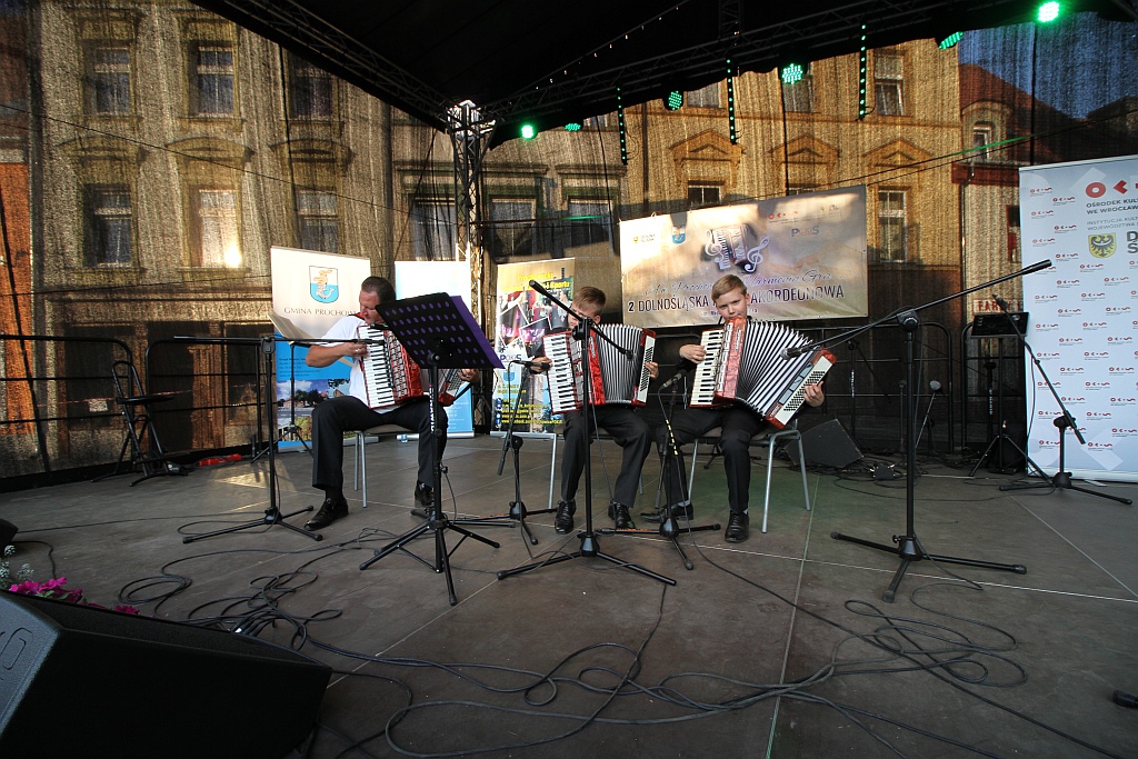 Na prochowickim rynku odbył się wspaniały koncert akordeonowy