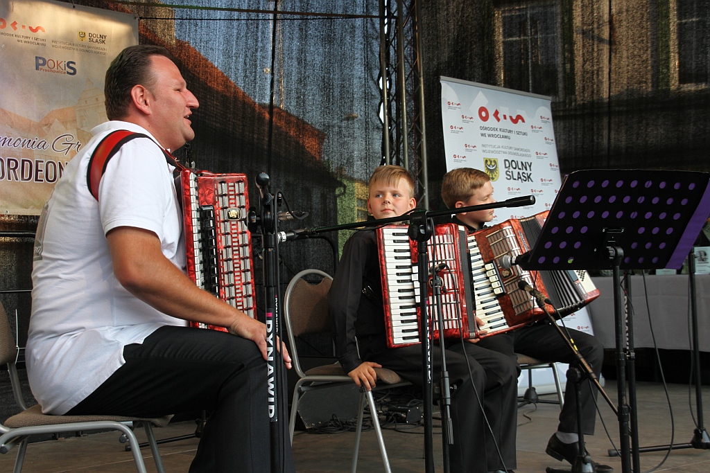 Na prochowickim rynku odbył się wspaniały koncert akordeonowy