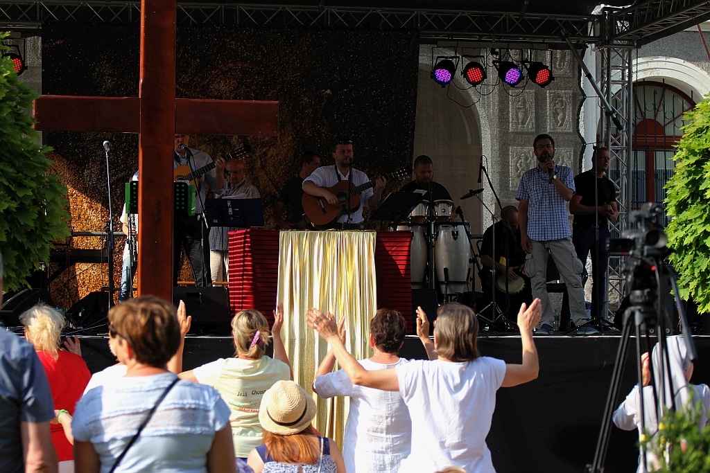 Koncert uwielbienia na zakończenie ewangelizacji Legnicy