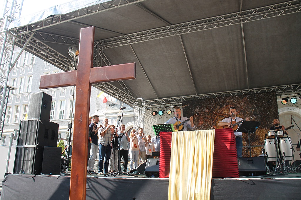 Koncert uwielbienia na zakończenie ewangelizacji Legnicy