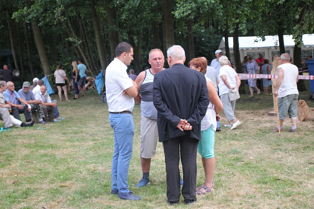 Plener rzeźbiarski i festyn na boisku w Głuchowicach