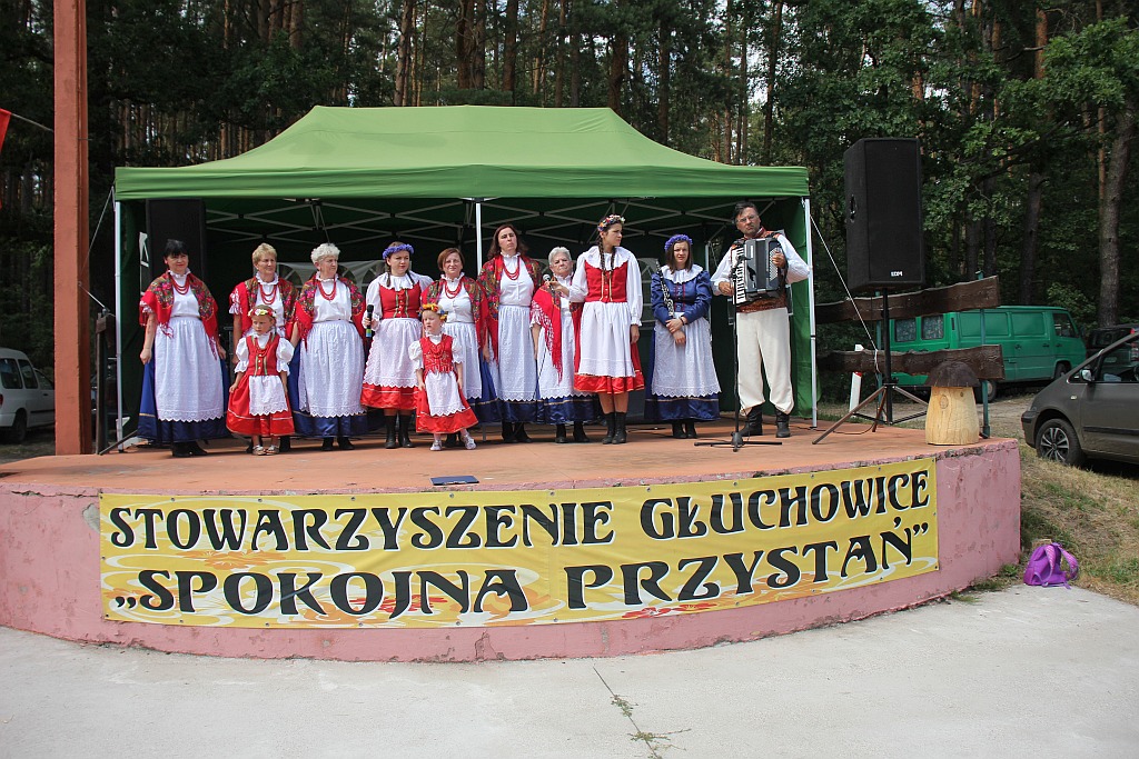 Plener rzeźbiarski i festyn na boisku w Głuchowicach