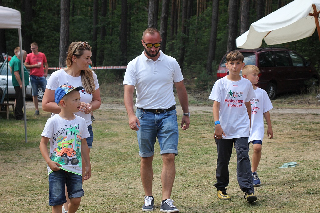 Plener rzeźbiarski i festyn na boisku w Głuchowicach