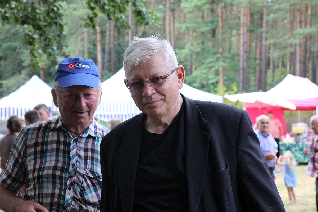 Plener rzeźbiarski i festyn na boisku w Głuchowicach