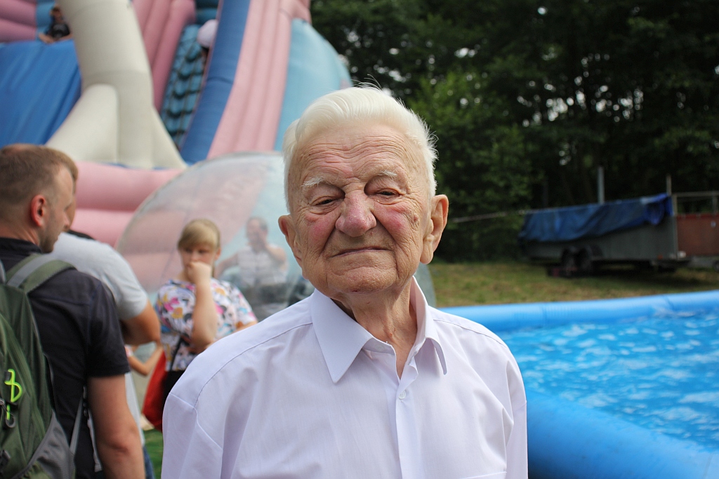 Plener rzeźbiarski i festyn na boisku w Głuchowicach