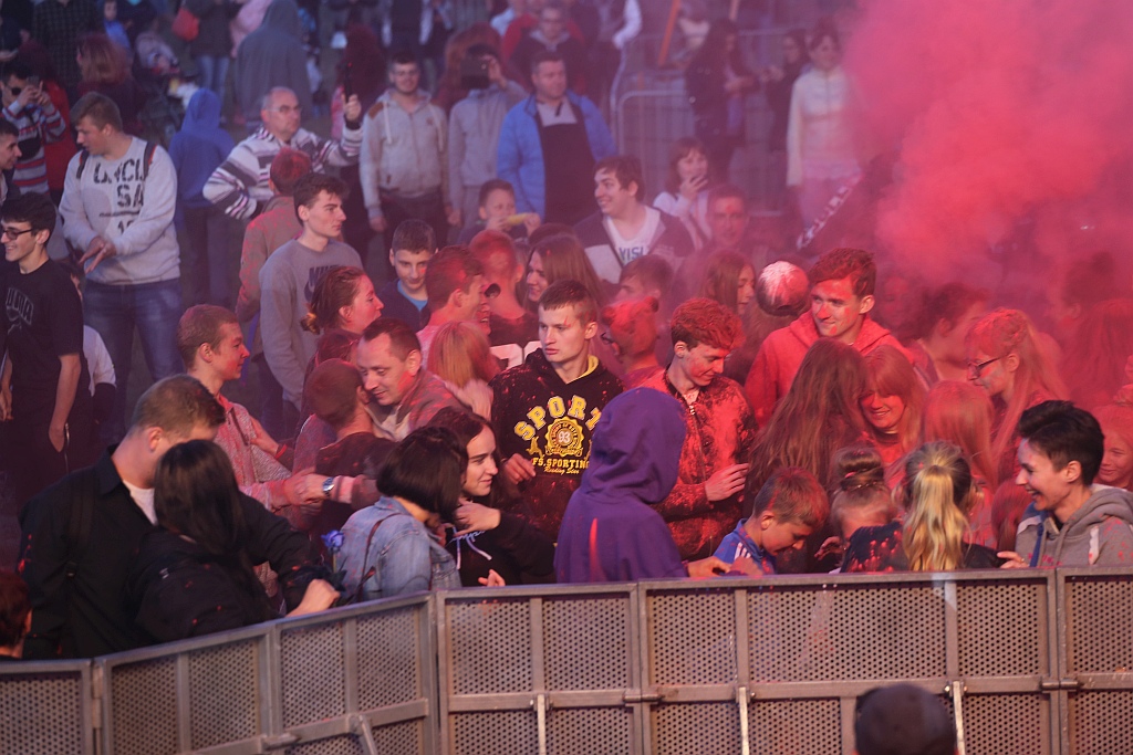 Holi Festival Legnica w kolorach białym i czerwonym