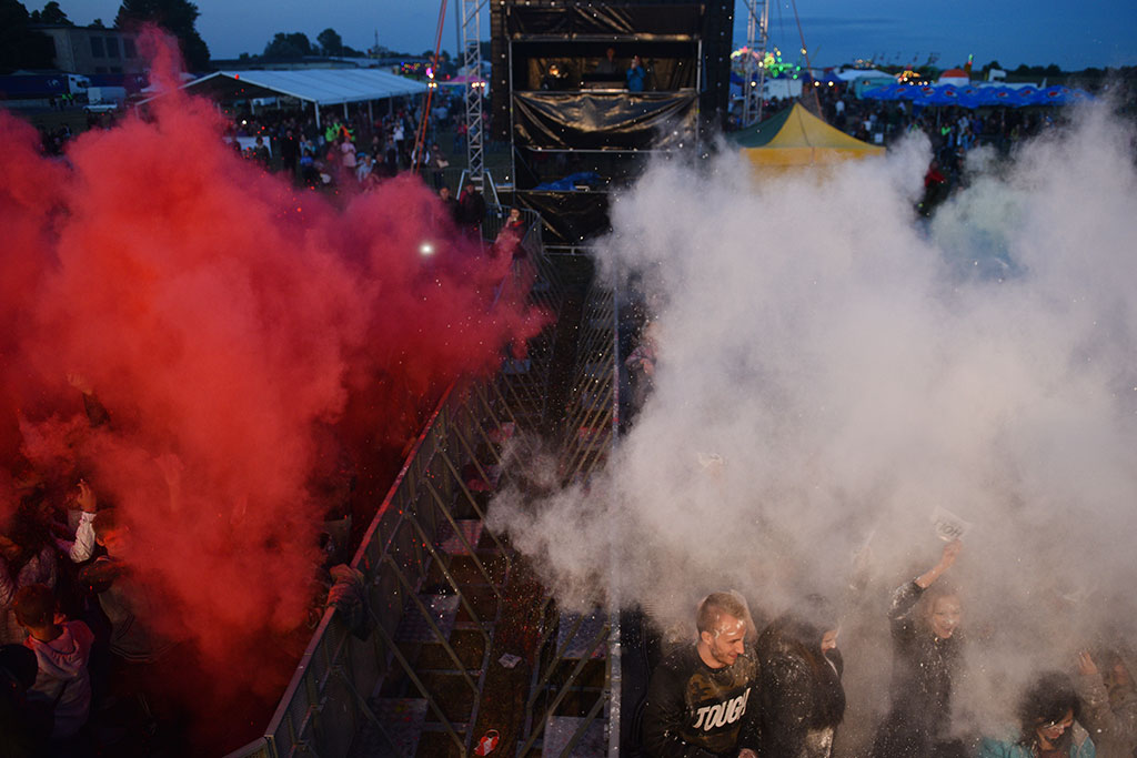 Holi Festival Legnica w kolorach białym i czerwonym