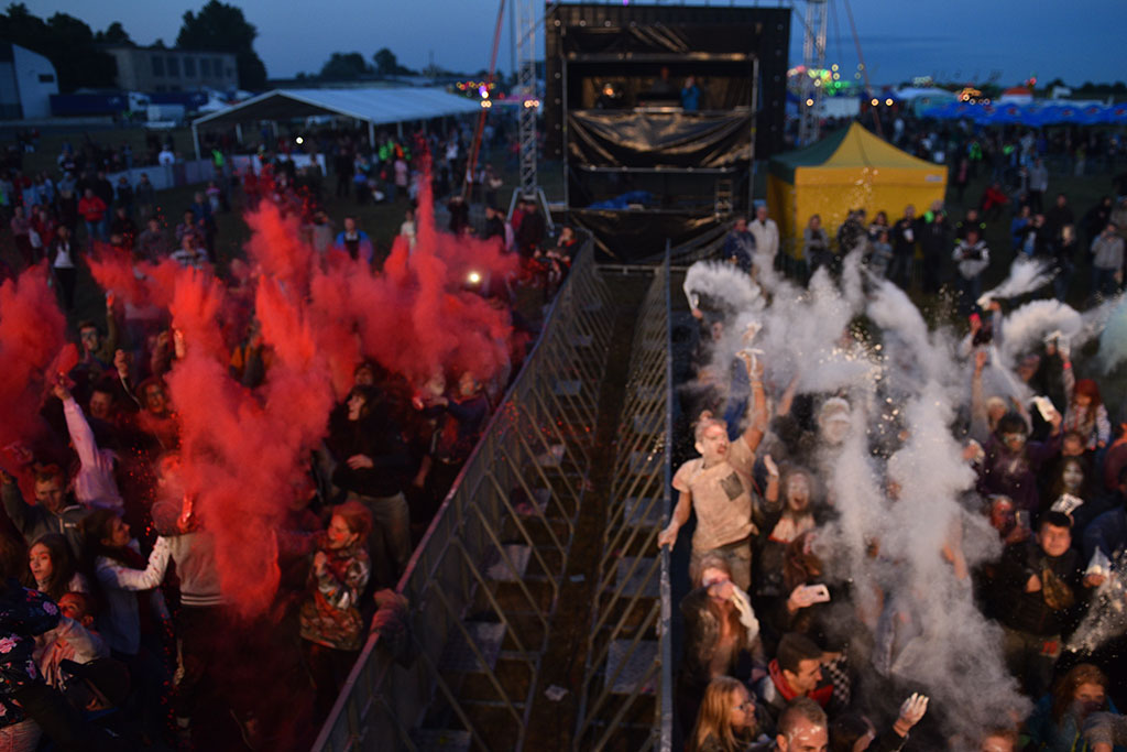 Holi Festival Legnica w kolorach białym i czerwonym