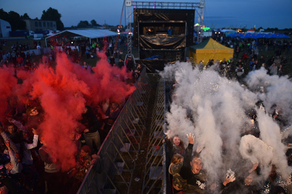 Holi Festival Legnica w kolorach białym i czerwonym