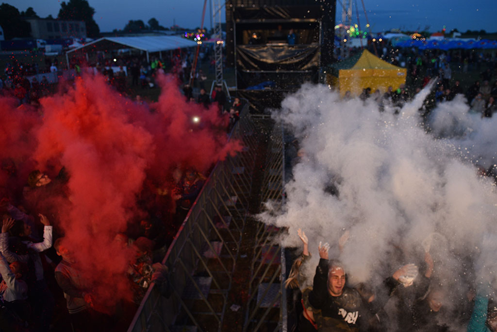 Holi Festival Legnica w kolorach białym i czerwonym