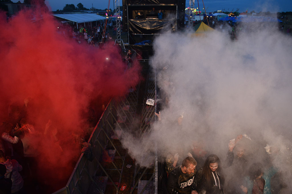 Holi Festival Legnica w kolorach białym i czerwonym