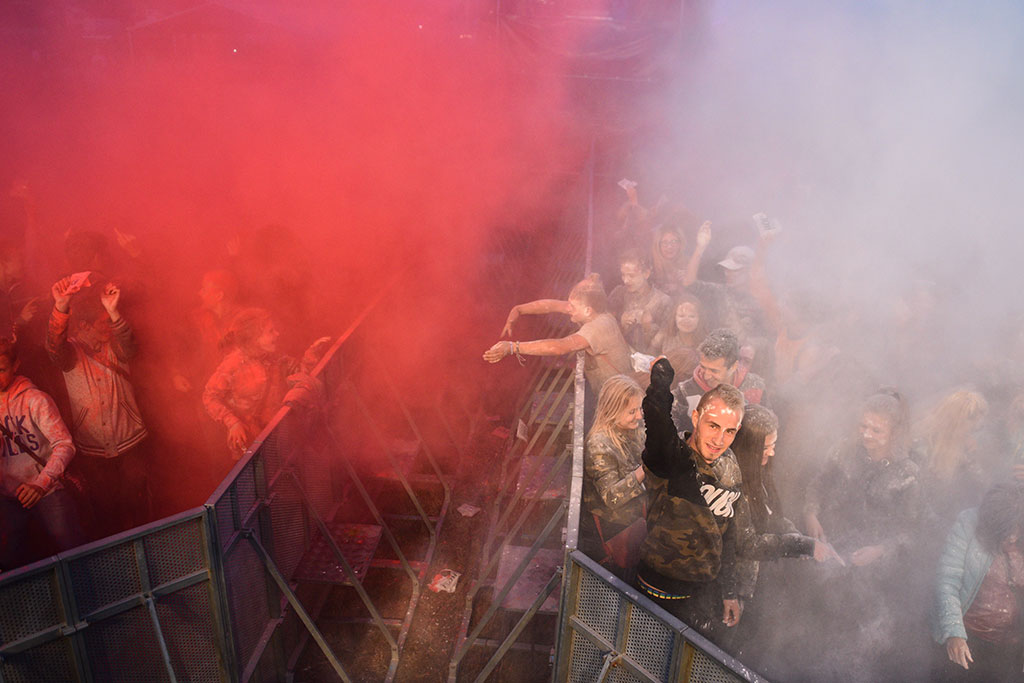 Holi Festival Legnica w kolorach białym i czerwonym