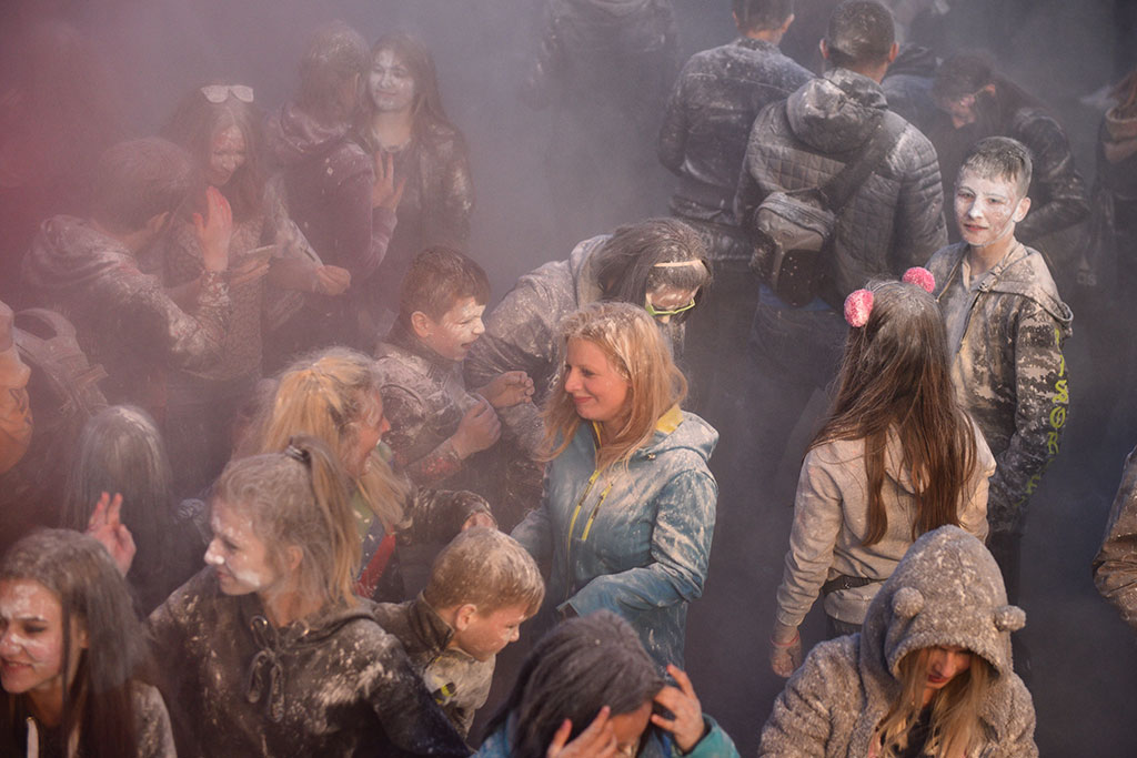Holi Festival Legnica w kolorach białym i czerwonym
