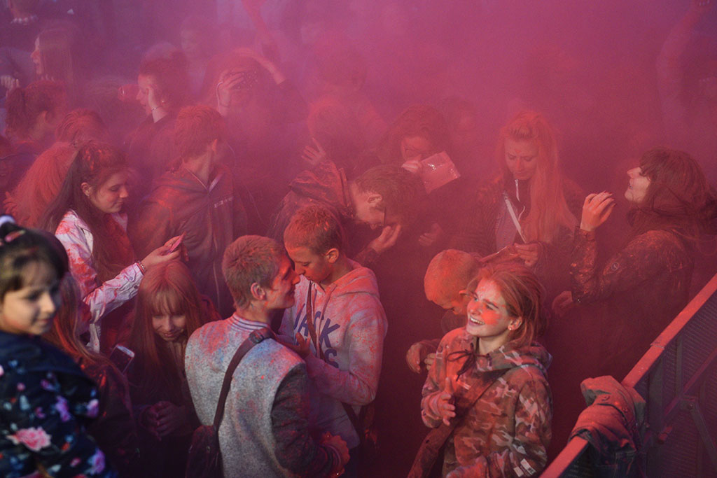 Holi Festival Legnica w kolorach białym i czerwonym