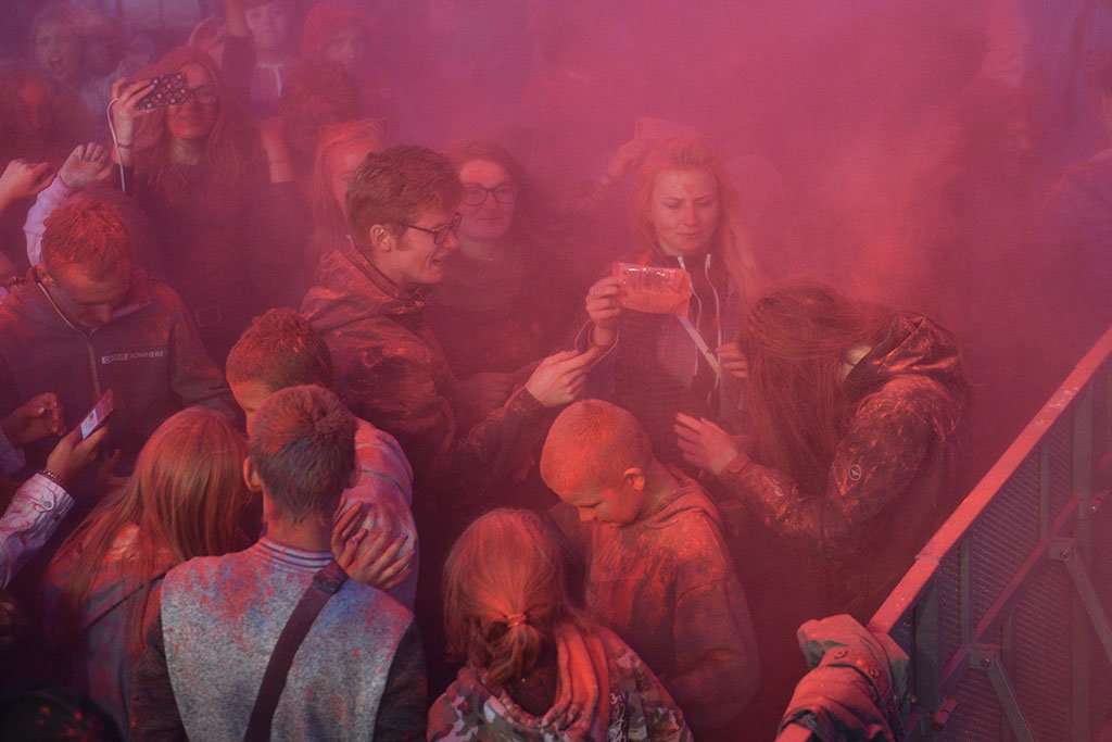 Holi Festival Legnica w kolorach białym i czerwonym