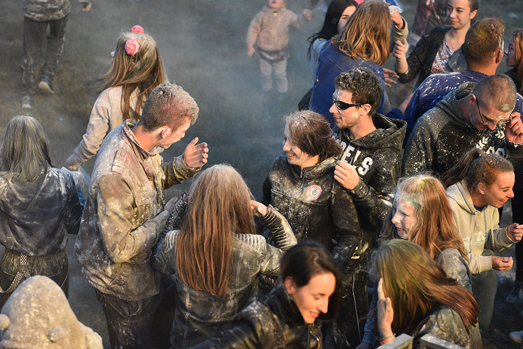 Holi Festival Legnica w kolorach białym i czerwonym