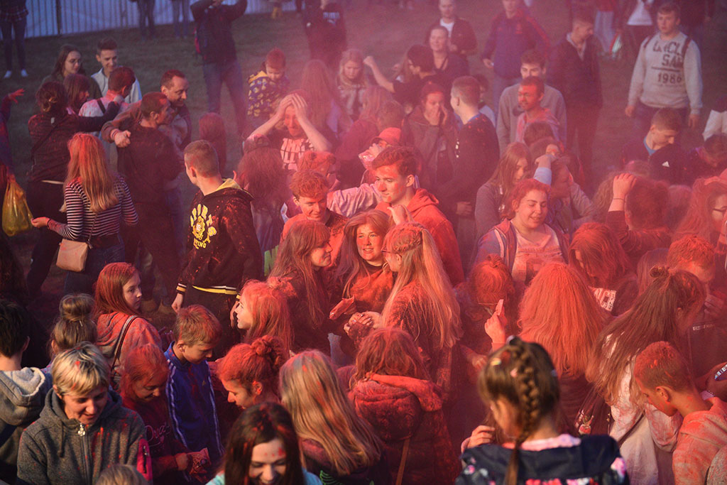 Holi Festival Legnica w kolorach białym i czerwonym