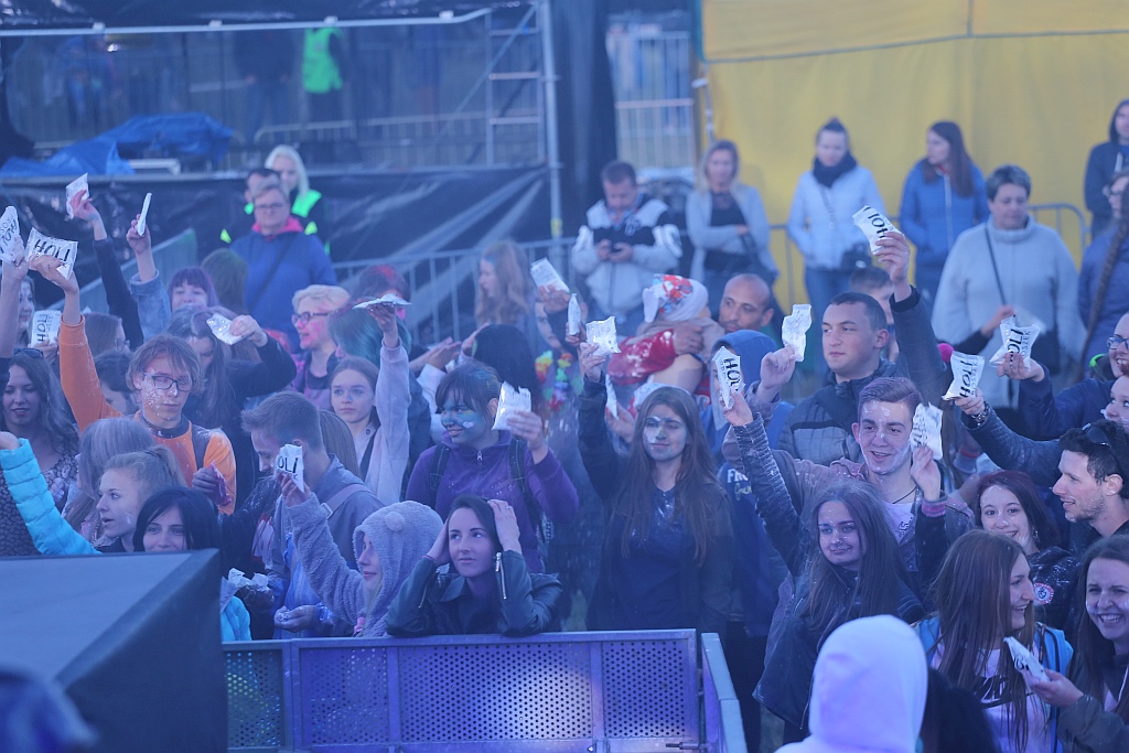 Holi Festival Legnica w kolorach białym i czerwonym