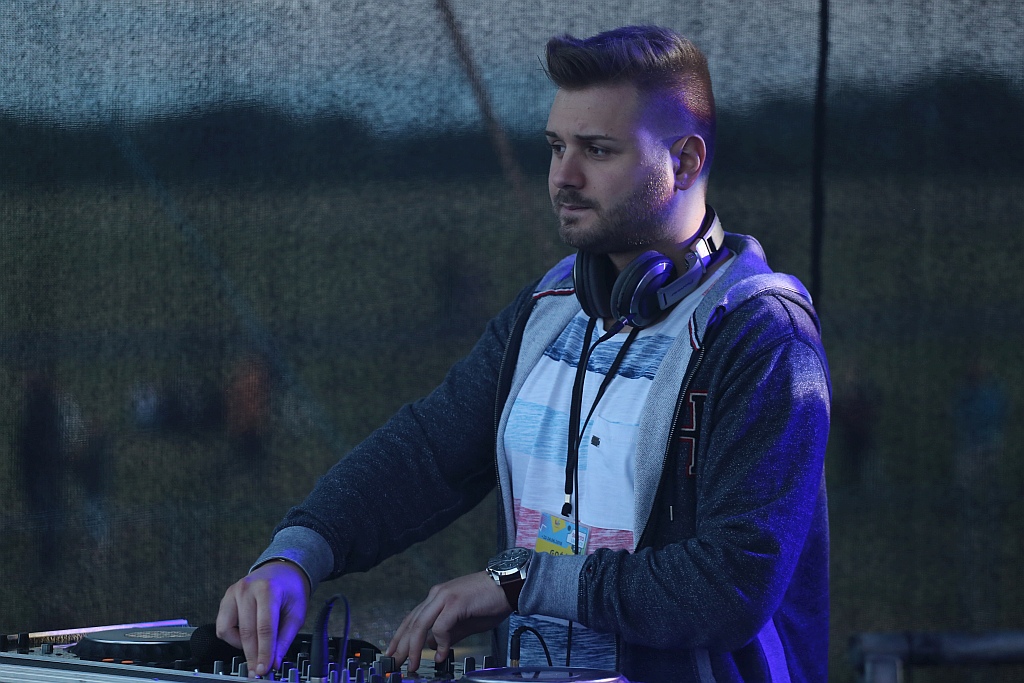 Holi Festival Legnica w kolorach białym i czerwonym
