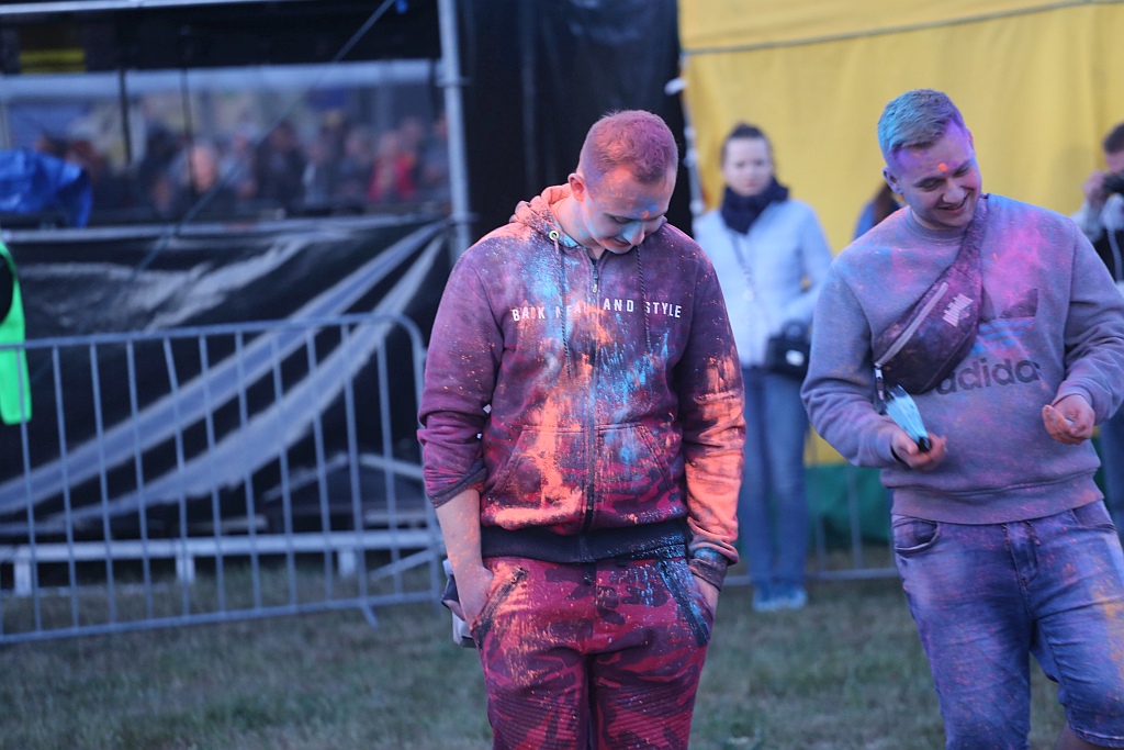 Holi Festival Legnica w kolorach białym i czerwonym