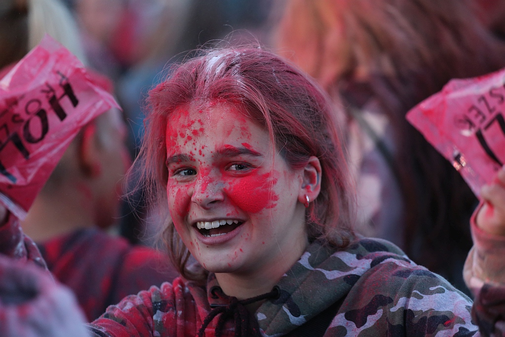 Holi Festival Legnica w kolorach białym i czerwonym