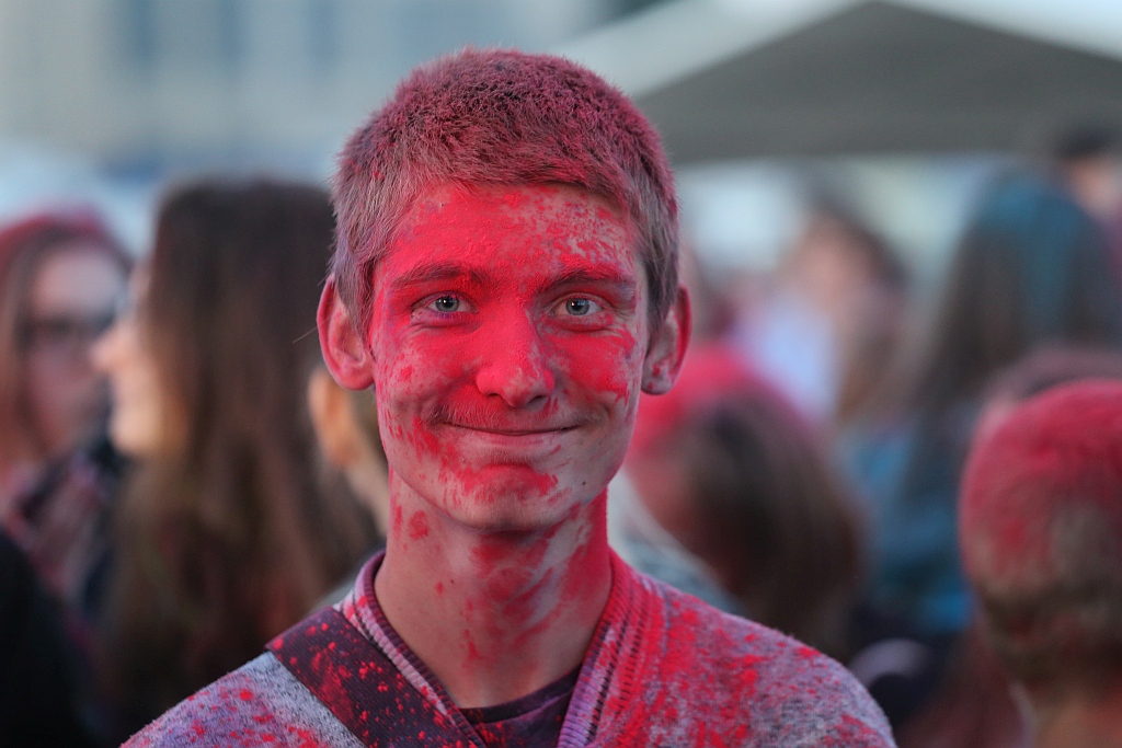 Holi Festival Legnica w kolorach białym i czerwonym