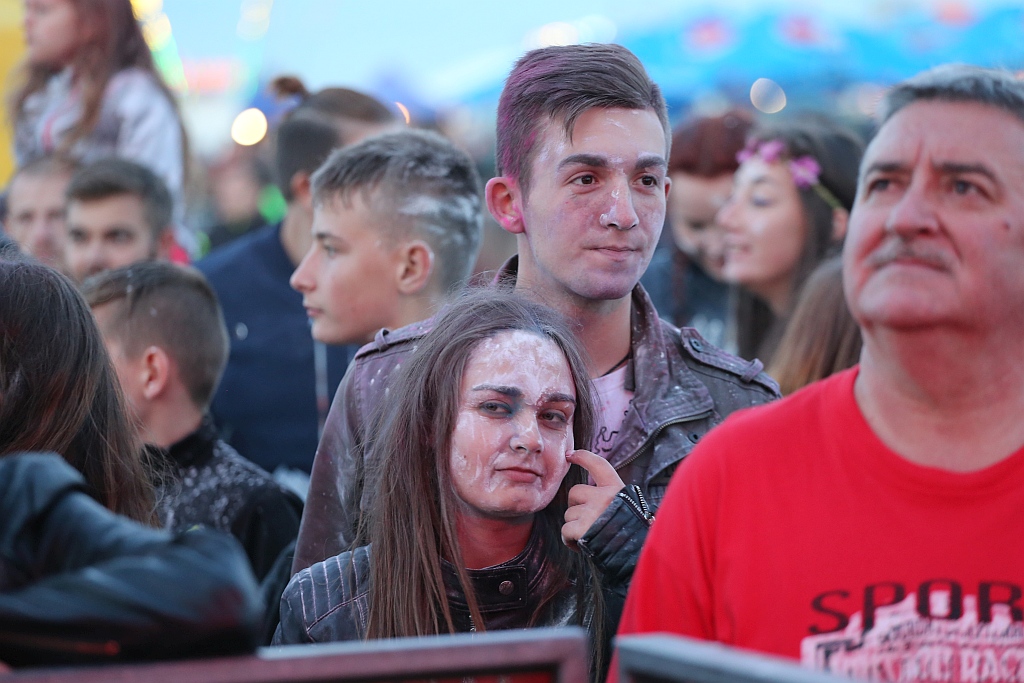 Holi Festival Legnica w kolorach białym i czerwonym