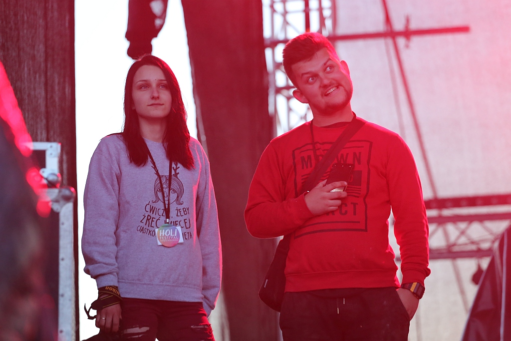 Holi Festival Legnica w kolorach białym i czerwonym