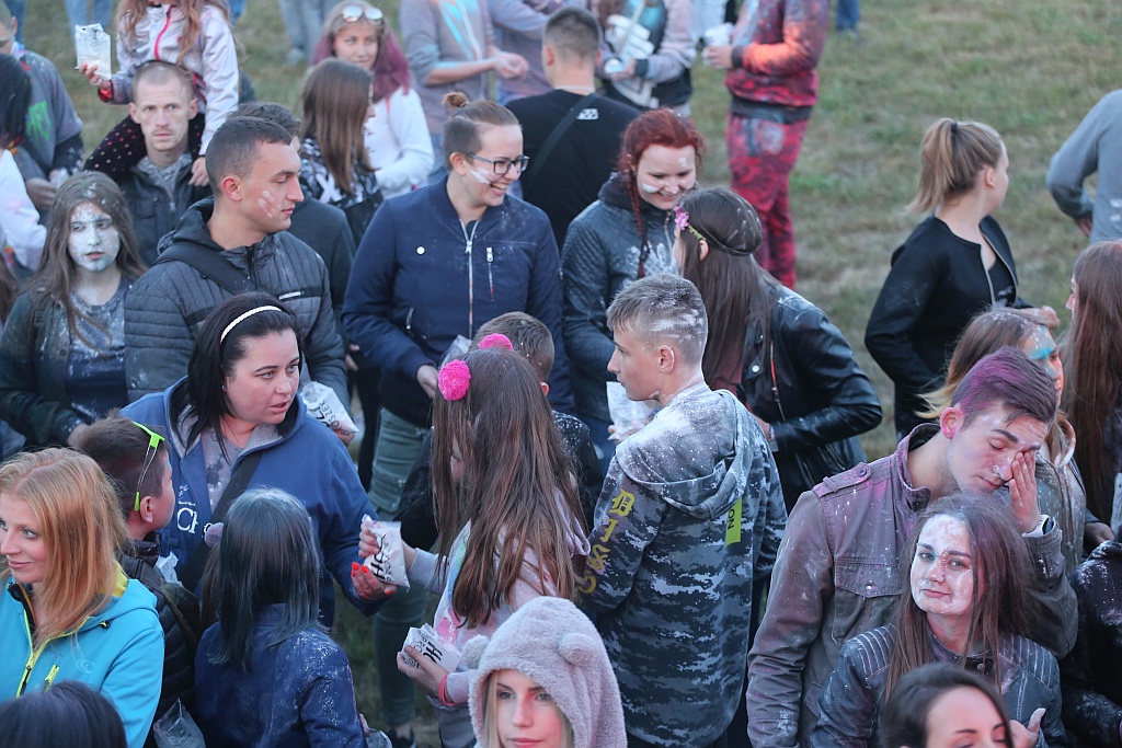 Holi Festival Legnica w kolorach białym i czerwonym