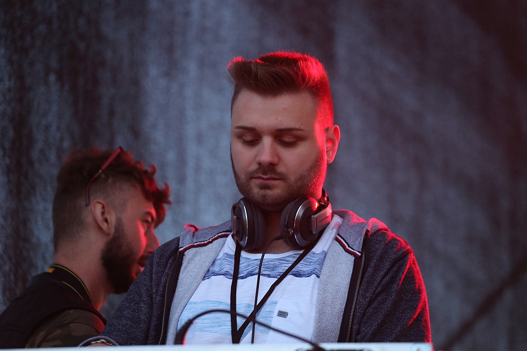 Holi Festival Legnica w kolorach białym i czerwonym